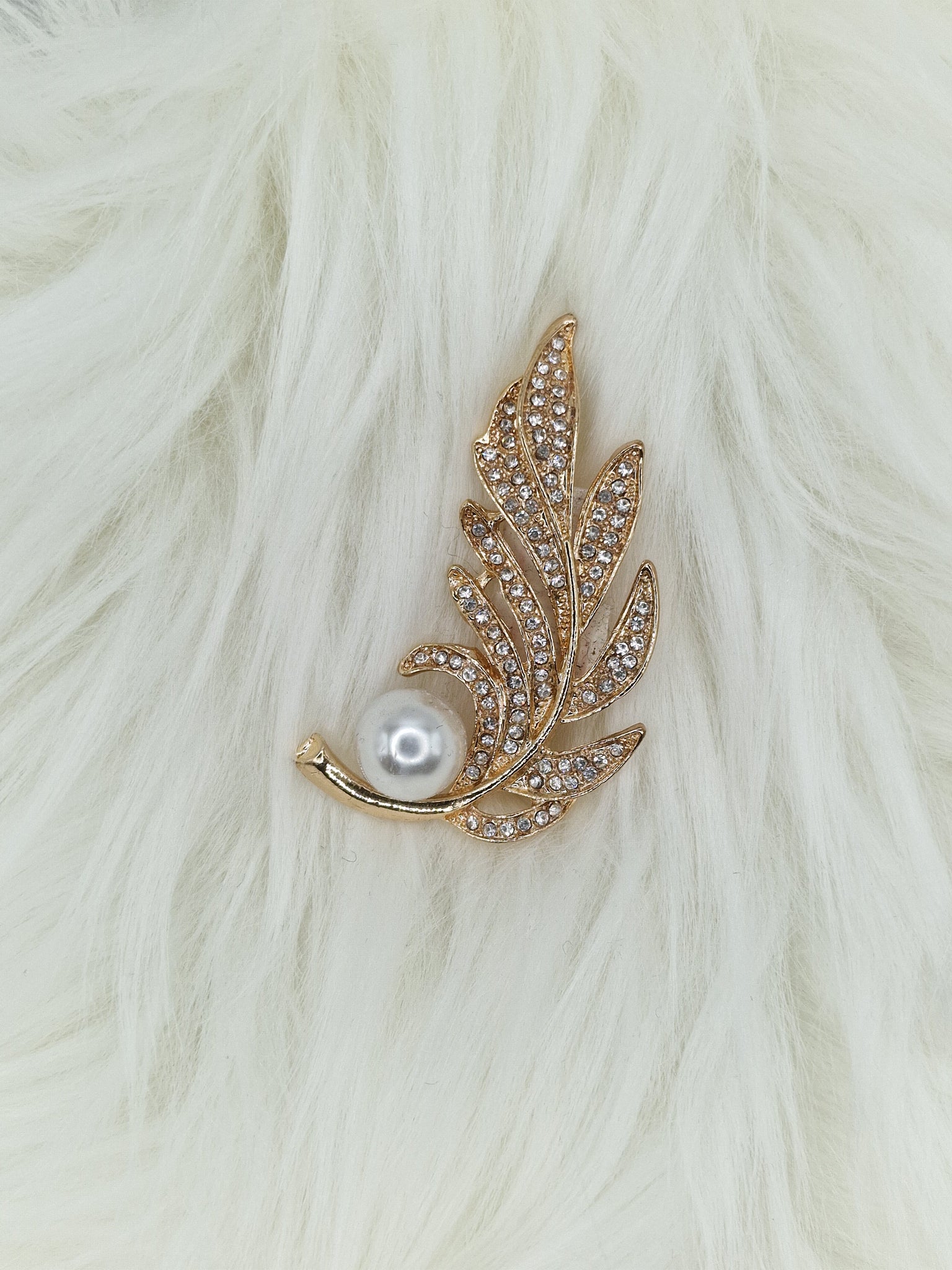 Брошка елегантен лист с перла Claire #6