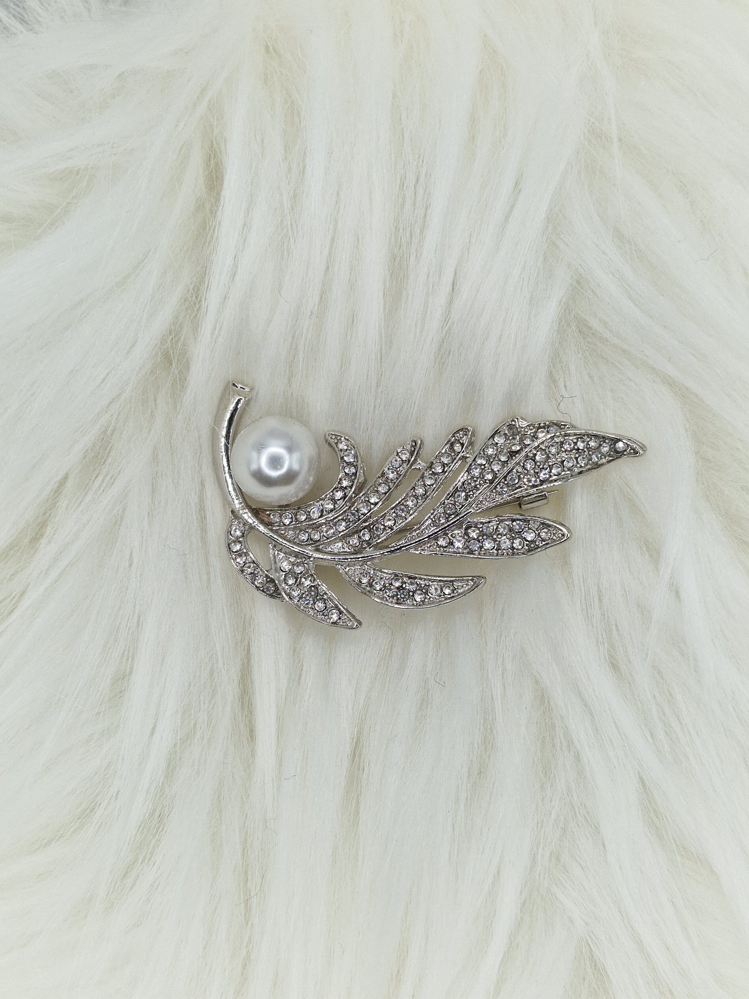 Брошка елегантен лист с перла Claire #1