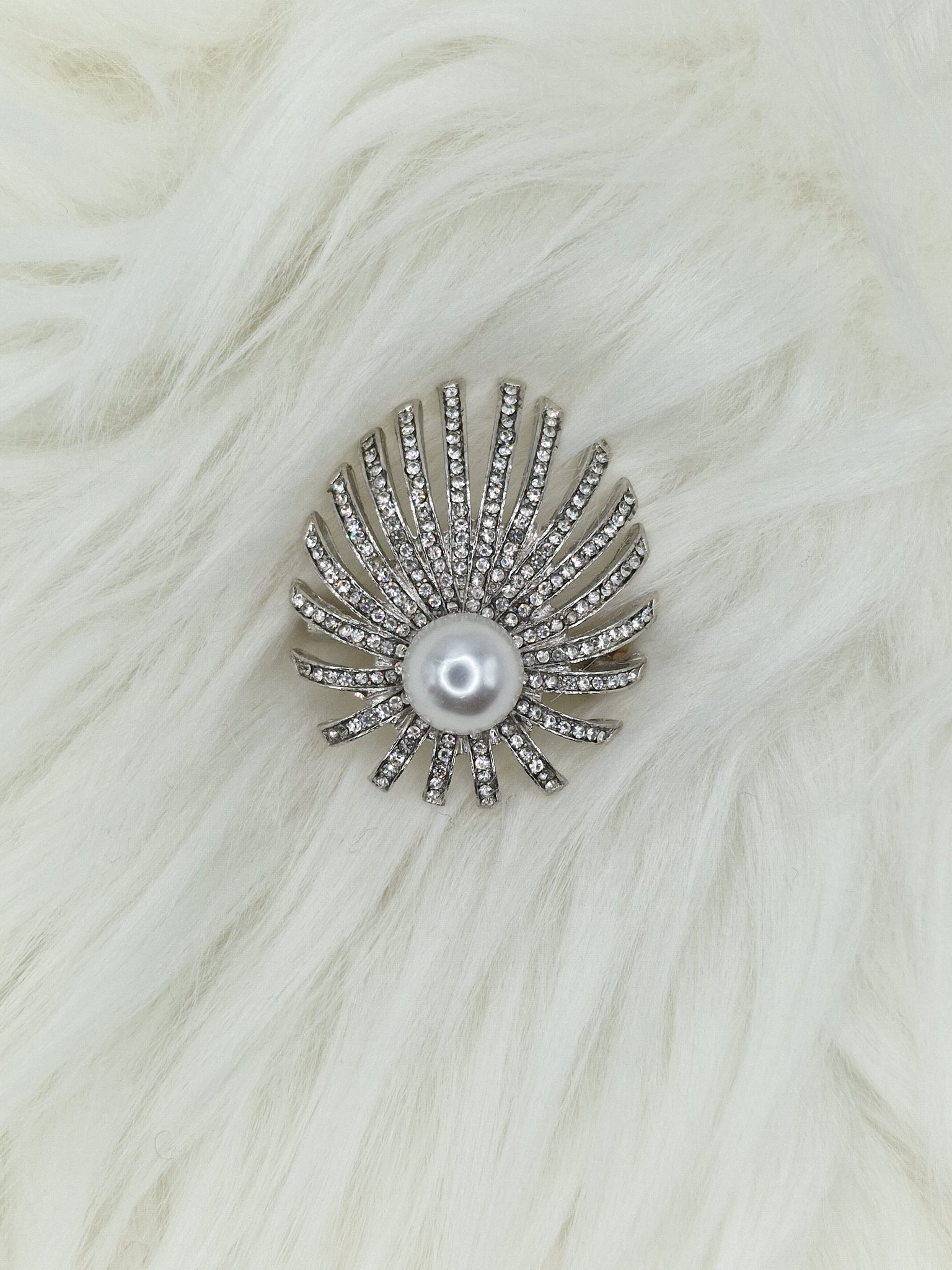 Брошка елегантен лист с перла Claire #7