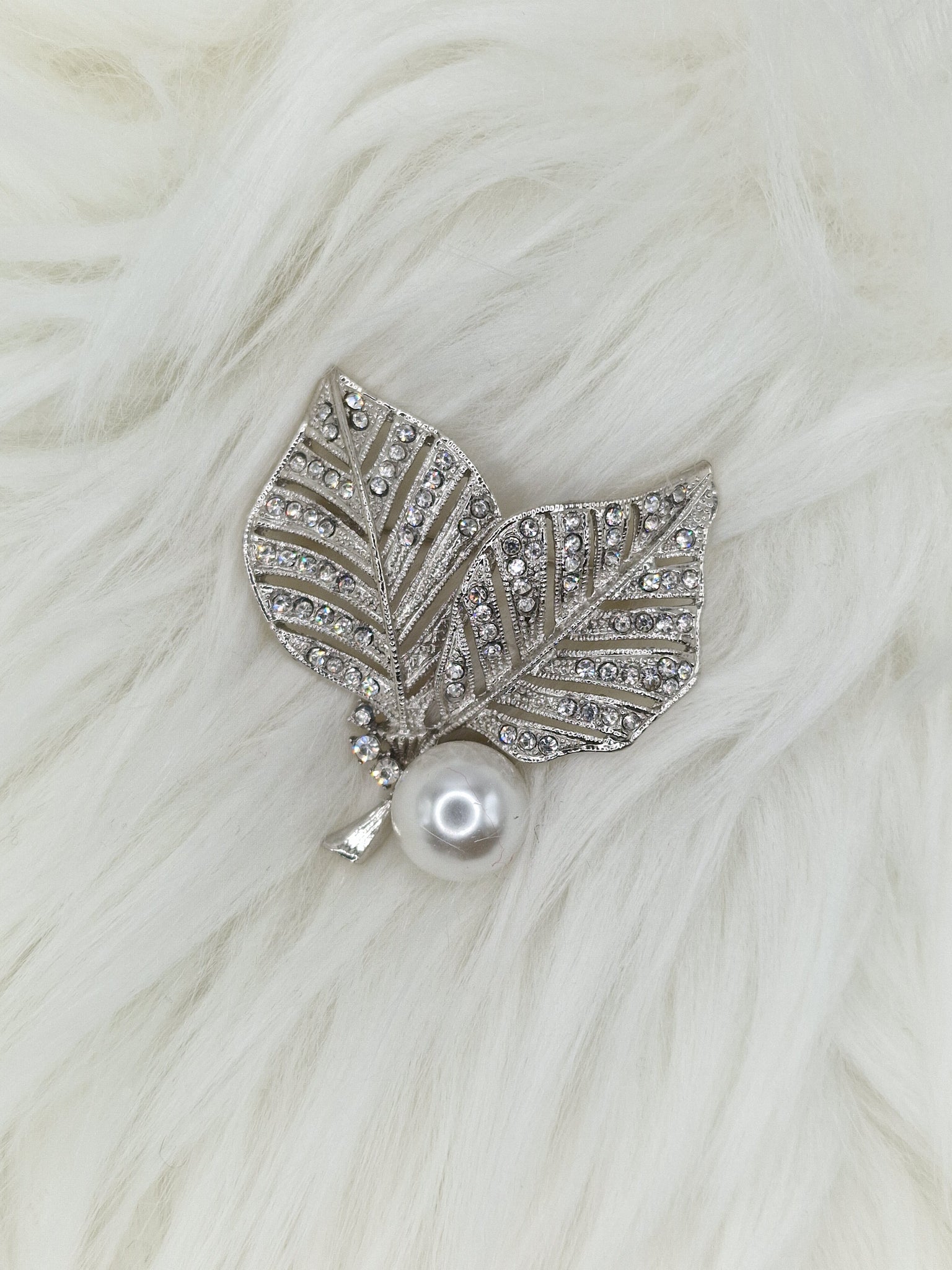Брошка елегантен лист с перла Claire #3