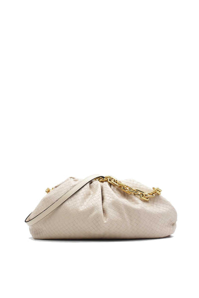 Reneta - плетен кожен клъч с декоративен елемент верижка - светло бежав