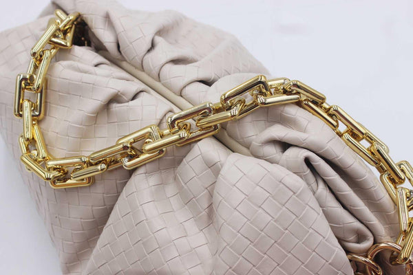 Reneta - плетен кожен клъч с декоративен елемент верижка - светло бежав