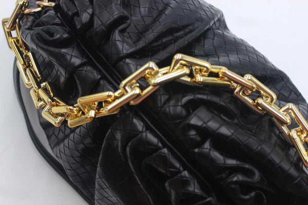 Reneta - плетен кожен клъч с декоративен елемент верижка - черен