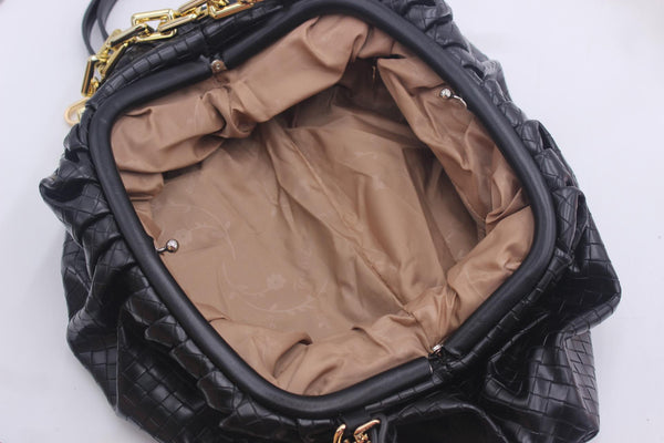 Reneta - плетен кожен клъч с декоративен елемент верижка - черен